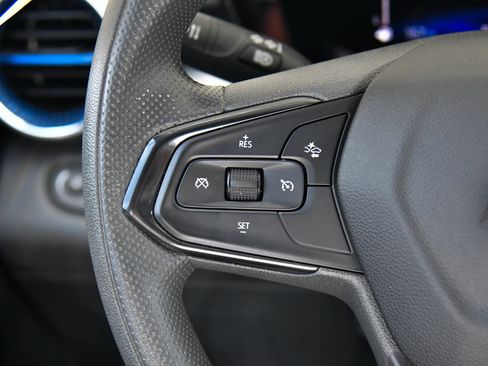 Used 2025 Chevrolet Trax LT FWD image 31