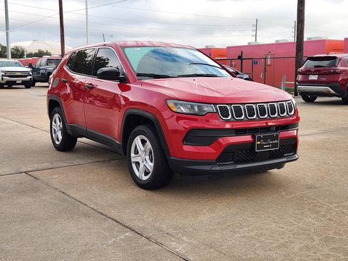 Used 2024 Jeep Compass Sport image 4