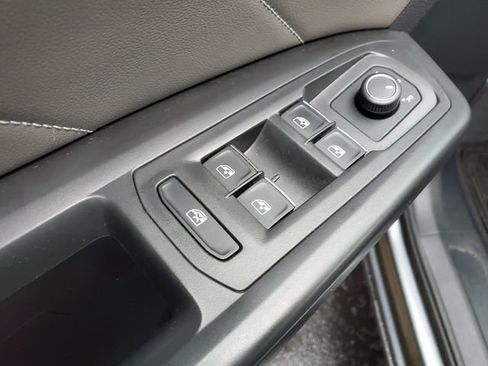 Used 2022 Volkswagen Atlas Cross Sport SE image 17