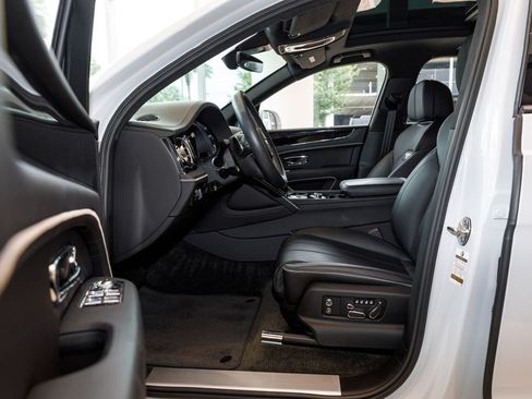 Used 2023 Bentley Bentayga AWD/4WD image 30