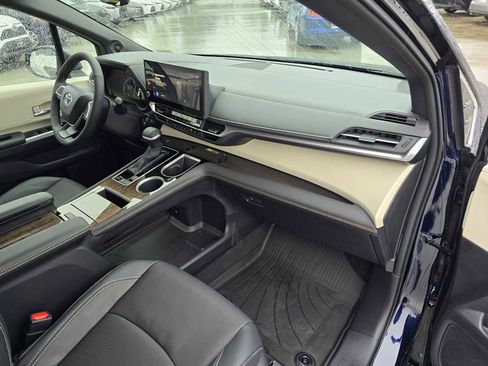 Certified 2025 Toyota Sienna Limited image 12