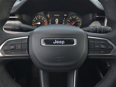 Used 2024 Jeep Compass Latitude image 19