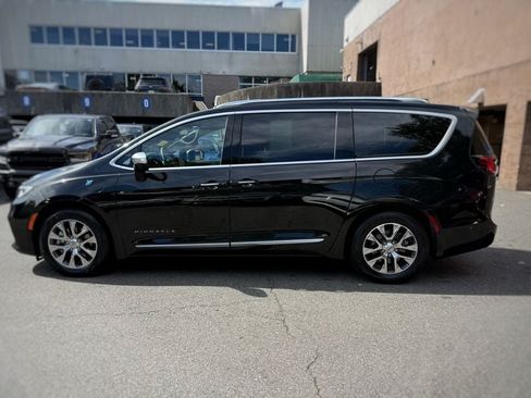 Used 2023 Chrysler Pacifica Pinnacle FWD image 16