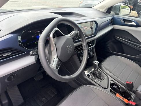 Used 2023 Volkswagen Taos SE w/ Panoramic Sunroof Package FWD image 4