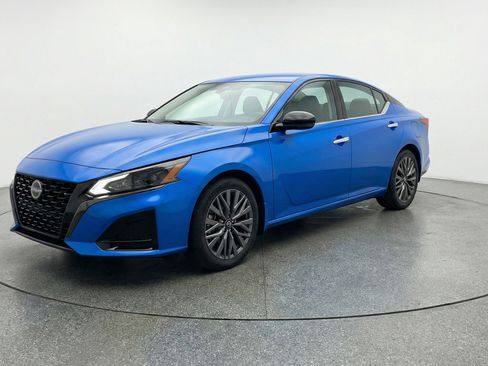 Used 2025 Nissan Altima 2.5 SV image 3