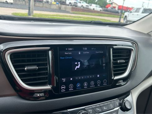 Used 2018 Chrysler Pacifica Touring-L w/ Advanced Safetytec Group FWD image 39