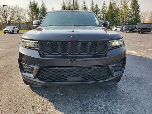 Used 2023 Jeep Grand Cherokee Altitude image 3