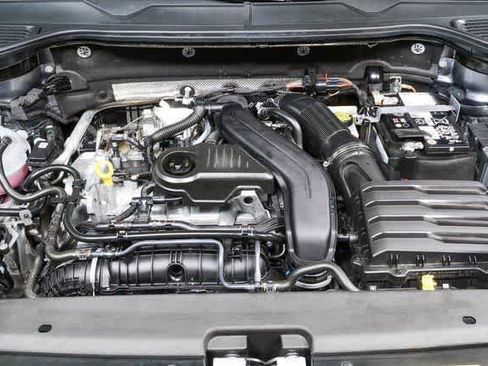 Certified 2025 Volkswagen Taos SE w/ Black Wheel Package FWD image 33