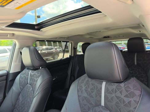 Used 2025 Toyota Highlander XLE AWD/4WD image 28