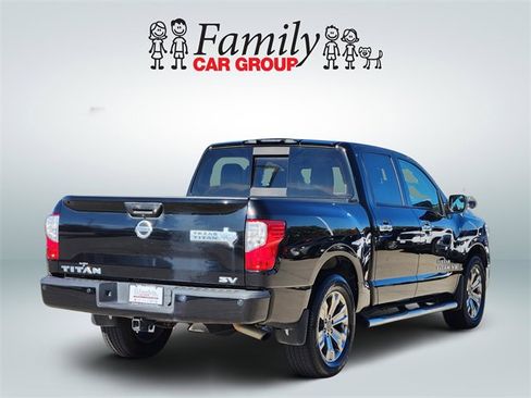 Used 2018 Nissan Titan SV w/ SV Convenience Package image 4