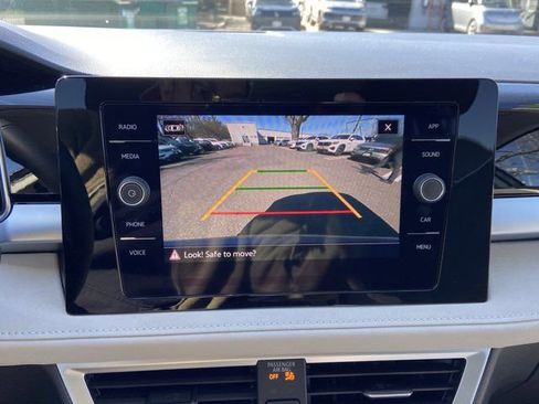 Used 2025 Volkswagen Taos SE w/ Panoramic Sunroof Package image 21