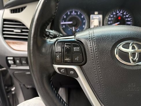 Used 2017 Toyota Sienna Limited image 12