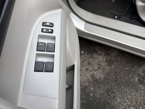 Used 2013 Toyota Highlander FWD image 11