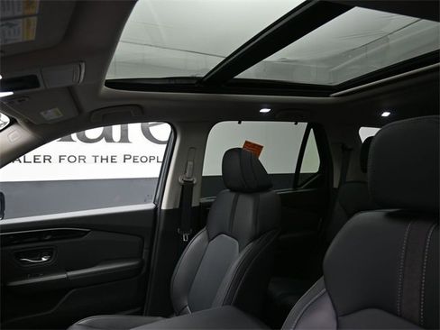 Used 2025 Honda Pilot Touring image 17