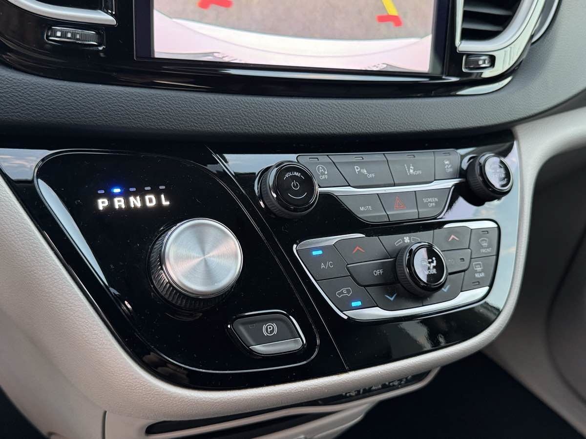 Used 2023 Chrysler Pacifica Touring-L FWD image 30