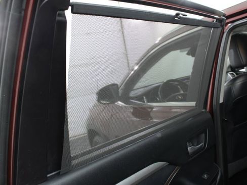 Used 2017 Toyota Highlander XLE image 19