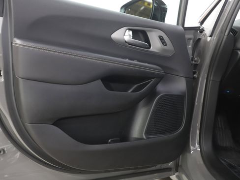 Used 2025 Chrysler Pacifica Select FWD image 24