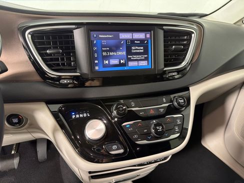 Used 2024 Chrysler Voyager LX image 16