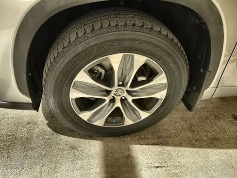Used 2022 Toyota Highlander XLE AWD/4WD image 10