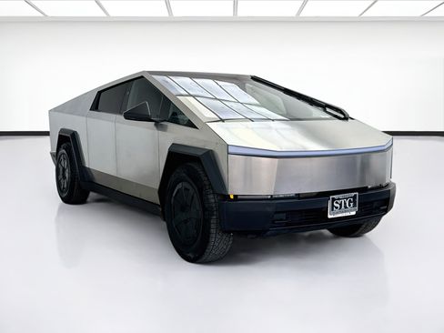 Used 2025 Tesla Cybertruck AWD Crew Cab image 3