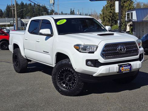 Used 2017 Toyota Tacoma TRD Sport w/ Tow Package (A/T) image 2