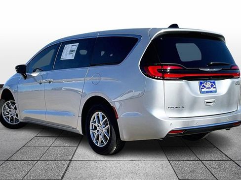 New 2026 Chrysler Pacifica Select image 3
