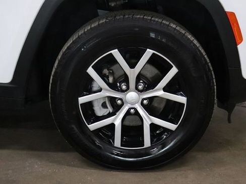Used 2025 Jeep Grand Cherokee Limited RWD image 32
