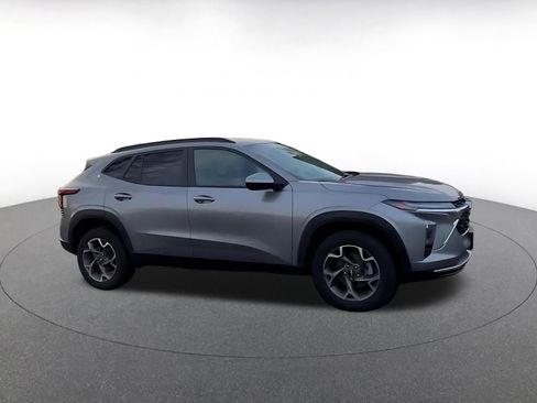 Used 2025 Chevrolet Trax LT image 2