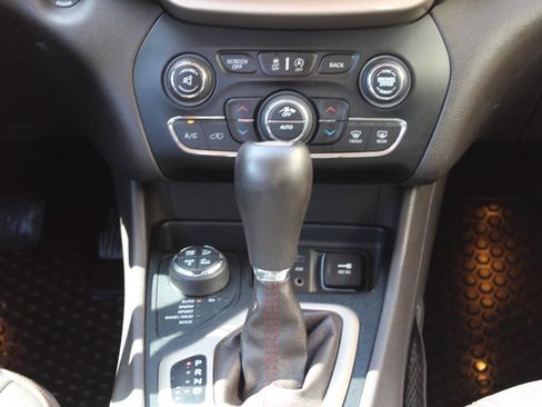 Used 2015 Jeep Cherokee Trailhawk w/ Comfort/Convenience Group image 19