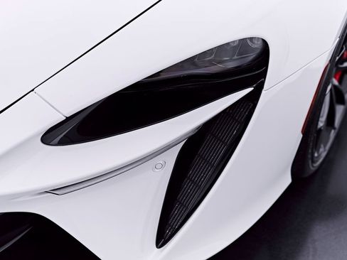 Used 2024 McLaren Artura RWD image 30