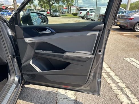 Used 2024 Volkswagen Taos SE image 13