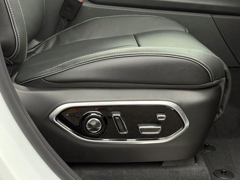 New 2025 Jeep Grand Cherokee Overland w/ Adv Protech Group III image 9