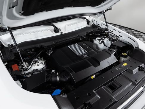 Used 2024 Land Rover Defender 110 SE image 40