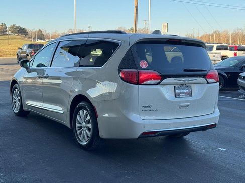 Used 2017 Chrysler Pacifica Touring-L image 8