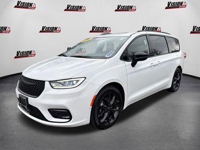 Used 2024 Chrysler Pacifica Limited w/ S Appearance Package