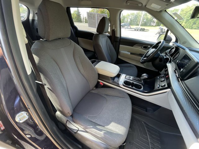 Used 2022 Kia Carnival LX FWD image 26