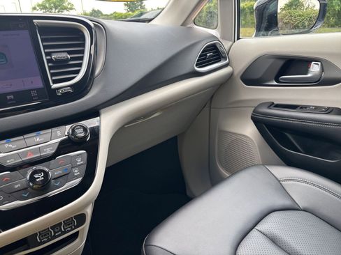 Used 2024 Chrysler Pacifica Touring-L image 35