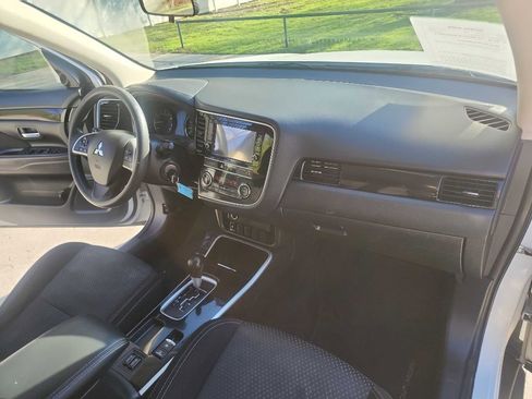 Used 2019 Mitsubishi Outlander ES image 33