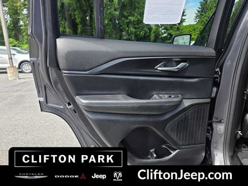 Used 2023 Jeep Grand Cherokee Laredo w/ Luxury Tech Group I AWD/4WD image 12