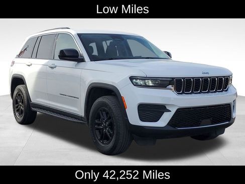 Used 2023 Jeep Grand Cherokee Laredo image 2