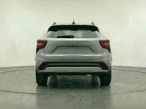 Used 2025 Chevrolet Trax LT w/ LT Convenience Package image 7