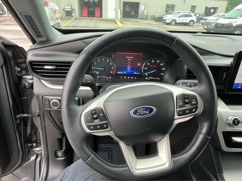 Used 2023 Ford Explorer XLT RWD image 13