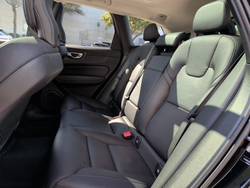 Used 2021 Volvo XC60 T5 Momentum image 31