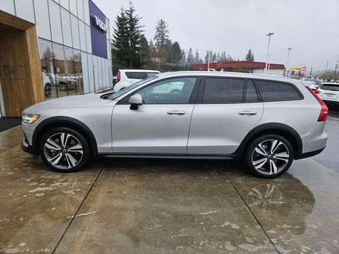 Used 2025 Volvo V60 B5 Cross Country Plus image 8