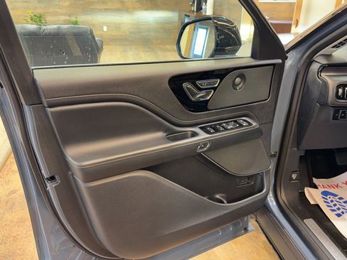 Used 2025 Lincoln Aviator AWD image 9