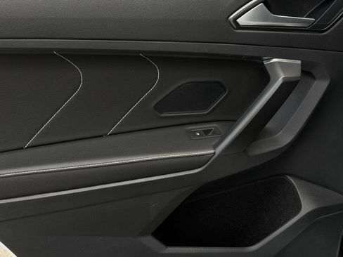 Used 2023 Volkswagen Tiguan SE image 9