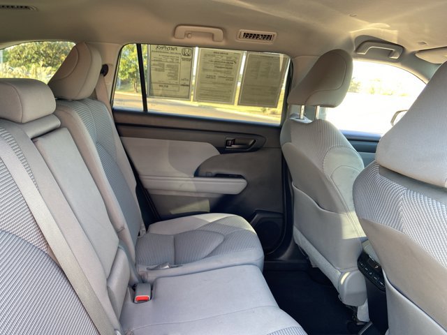 Used 2021 Toyota Highlander LE FWD image 21