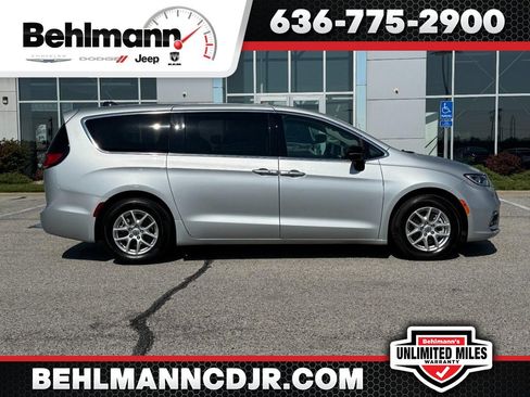 Used 2024 Chrysler Pacifica Touring-L FWD image 1