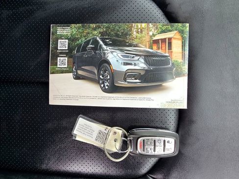 Certified 2024 Chrysler Pacifica Touring-L image 33