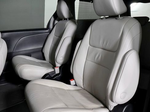 Used 2018 Toyota Sienna Limited image 51